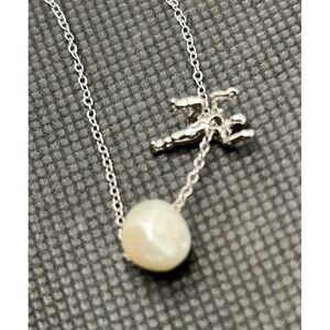Silver‎ Tone Climber Holding Pearl Pendant Necklace Fashion Jewelry